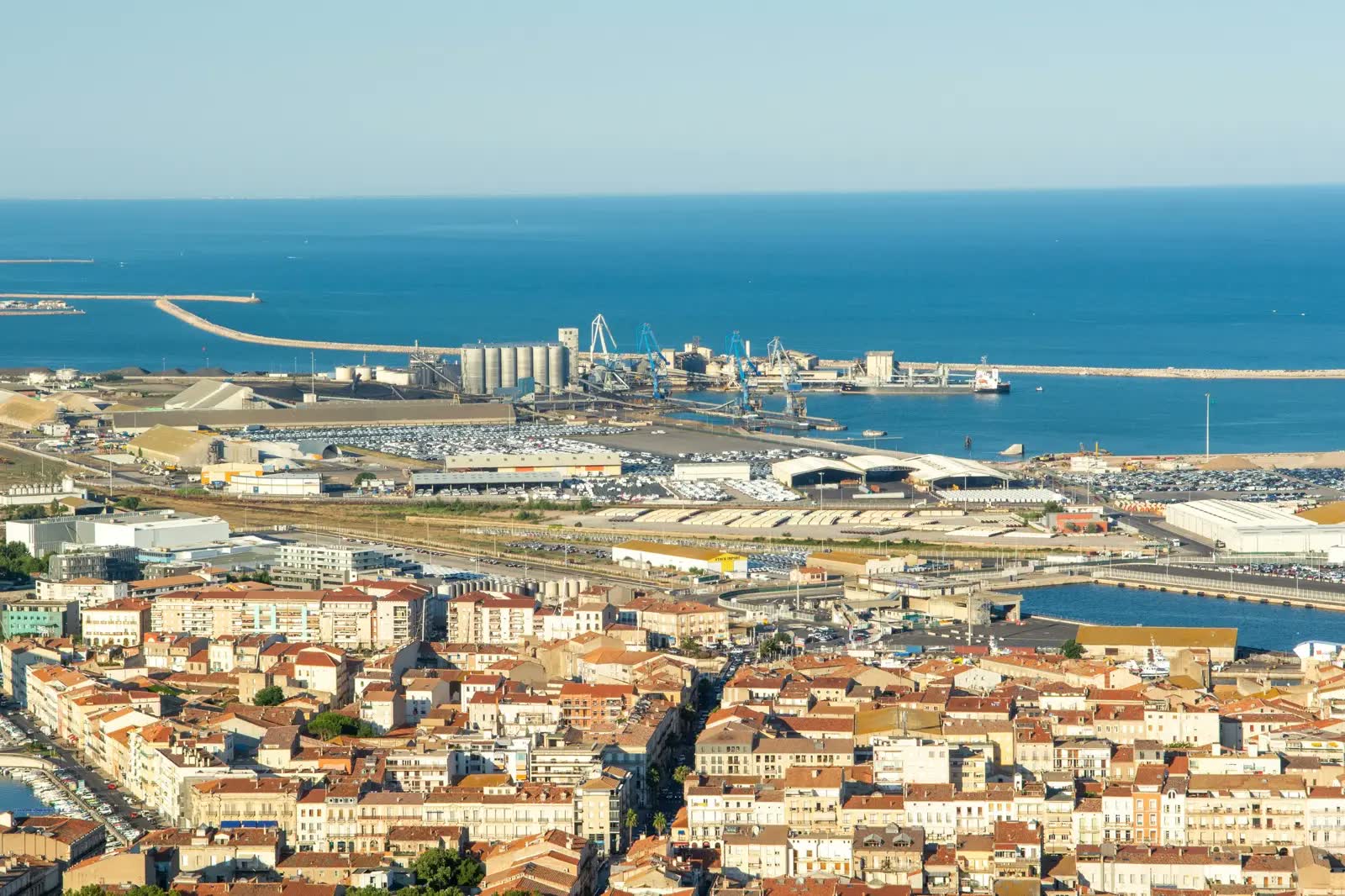 Vue aerienne de Sete, du port et du littoral mediterraneen