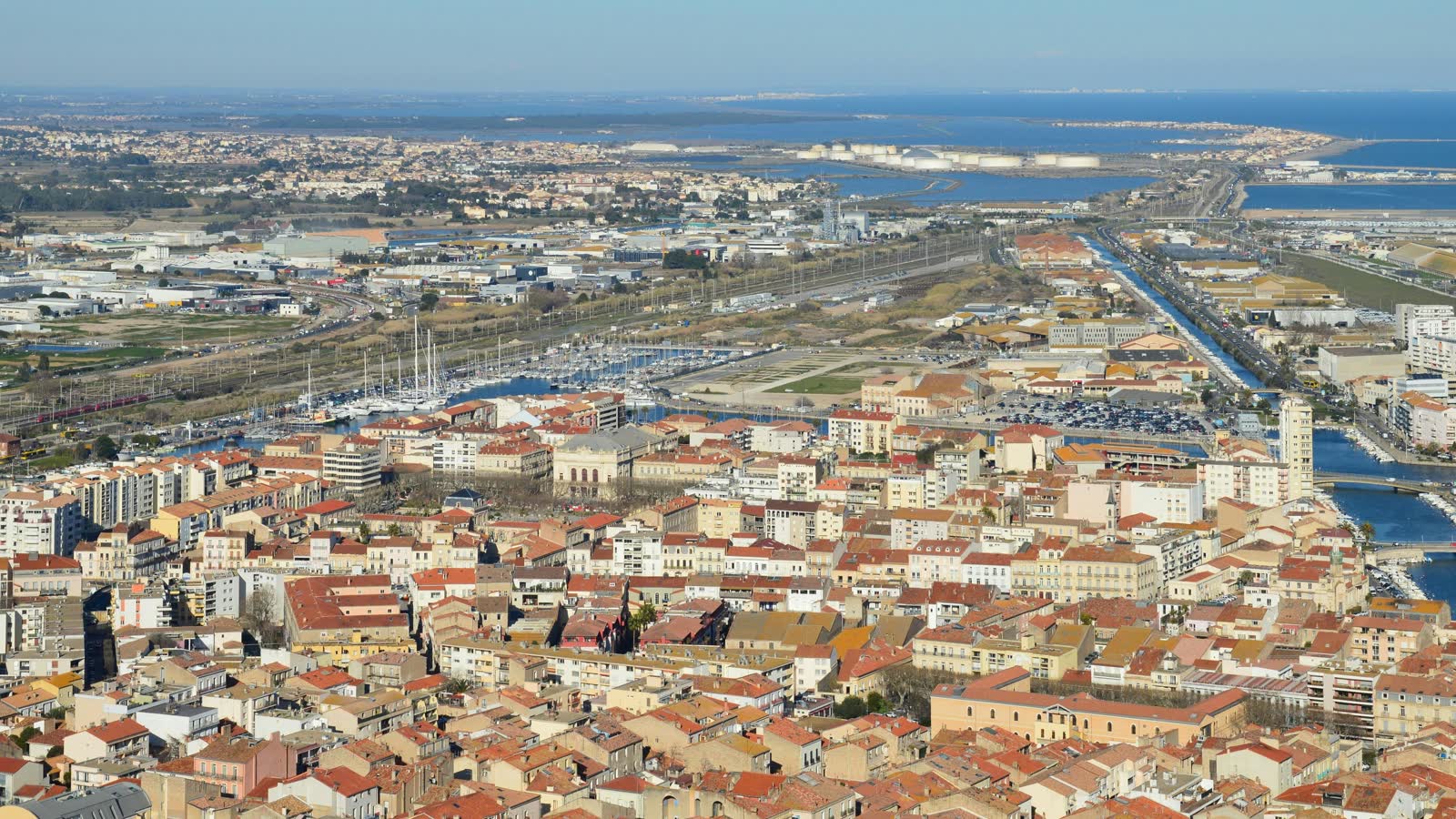 Toits et port de Sete pour ancrer les offres locales Corvus
